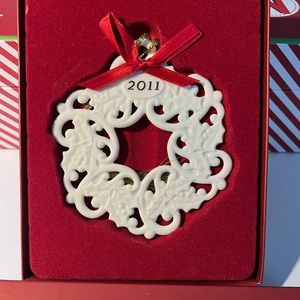 NIB Lenox 2011 Christmas Wrapping Wreath Ornament Tree Ornament